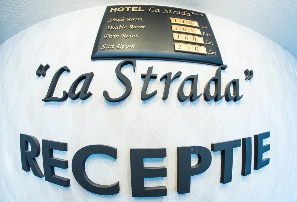 Hotel La Strada Плоєшті Екстер'єр фото